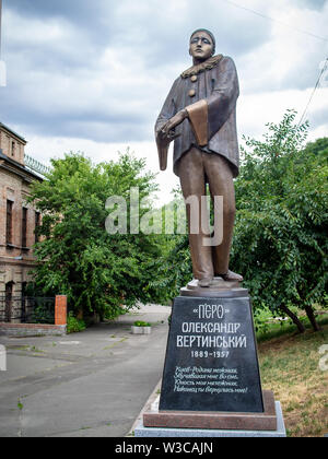 KIEV, UCRAINA-luglio 11, 2019: Alexander Vertinsky nell'immagine di Pierrot, monumento di Boris Dovgan presso la discesa Andriyivskyy Foto Stock