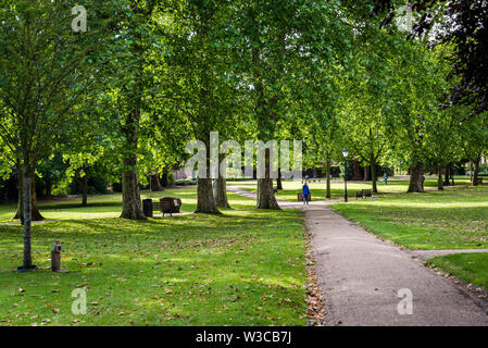 I vigneti - un ben mantenuto, serena spazio verde utilizzato come impostazione in diversi Charles Dickens romanzi, Rochester, Kent, England, Regno Unito Foto Stock