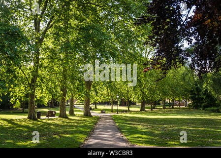 I vigneti - un ben mantenuto, serena spazio verde utilizzato come impostazione in diversi Charles Dickens romanzi, Rochester, Kent, England, Regno Unito Foto Stock