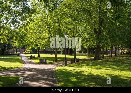 I vigneti - un ben mantenuto, serena spazio verde utilizzato come impostazione in diversi Charles Dickens romanzi, Rochester, Kent, England, Regno Unito Foto Stock