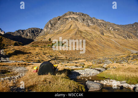 Campeggio in alto Ande lungo la cordigliera Real traversa, Bolivia Foto Stock