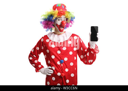 Allegro clown in possesso di un telefono cellulare e guardando la telecamera isolata su sfondo bianco Foto Stock