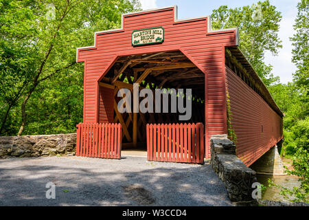 Martins Mill ponte coperto, Weaver Road, Antrim Township, Pennsylvania Foto Stock