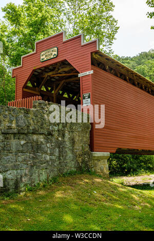 Martins Mill ponte coperto, Weaver Road, Antrim Township, Pennsylvania Foto Stock