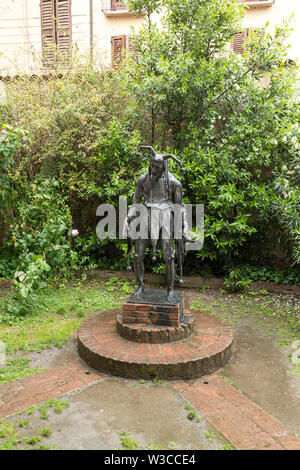 : Statua di Rigoletto al di fuori della sua casa a Mantova. Lombardia, Italia. Foto Stock