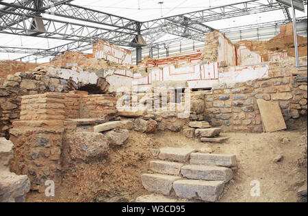 Resti archeologici all'interno di una casa residenziale in Efeso in Turchia Foto Stock