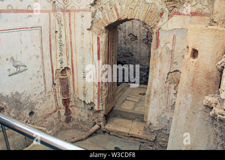 Resti archeologici all'interno di una casa residenziale in Efeso in Turchia Foto Stock