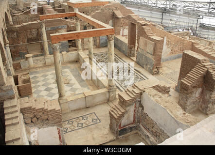 Resti archeologici all'interno di una casa residenziale in Efeso in Turchia Foto Stock