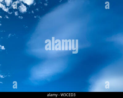 Cirrus è un genere di cloud atmosferica generalmente caratterizzato da sottili filamenti wispy, dando il tipo il suo nome dal latino cirrus, il significato di un Foto Stock
