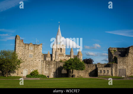 Rochester Cathedral al di là del muro di Rochester Castle pareti, Rochester, Kent, England, Regno Unito Foto Stock