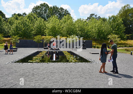 I visitatori godere il giardino di sculture con diverse statue di Rodin presso il North Carolina Museum of Art di Raleigh. Foto Stock