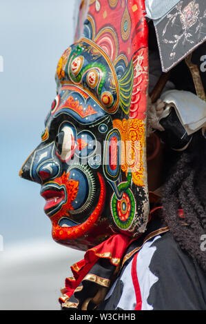 Edimburgo, Scozia, Regno Unito. 14 Luglio, 2019. Un esecutore nel Festival di Edimburgo il Carnevale che comprende musicisti, ballerini, spettacolo da circo, acrobati, spettacoli di burattini, draghi cinesi e teatro di strada da molti paesi in tutto il mondo. La sfilata ha viaggiato verso il basso il Tumulo e lungo la West End di Princes Street con esibizioni presso il Ross Bandstand a Princes Street Gardens. Credito: Berretto Alamy/Live News Foto Stock