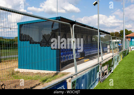 Penybont di apportare miglioramenti al Parco Bryntirion terreno davanti a loro stagione di debutto nella Welsh Premier League. Foto Stock