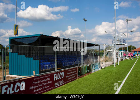 Penybont di apportare miglioramenti al Parco Bryntirion terreno davanti a loro stagione di debutto nella Welsh Premier League. Foto Stock