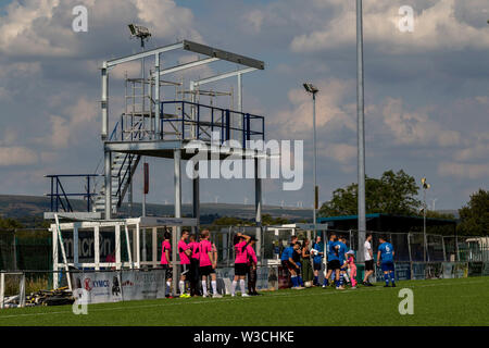 Penybont di apportare miglioramenti al Parco Bryntirion terreno davanti a loro stagione di debutto nella Welsh Premier League. Foto Stock