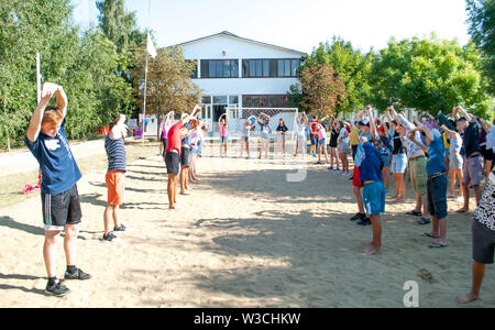 Odesa rgn. Ucraina, 3 Agosto 2018: Bambini facendo esercizi del mattino al Summer Camp Foto Stock