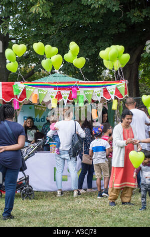 Liverpool Victoria compagnia di assicurazioni campagna nel parco locale Festival Foto Stock