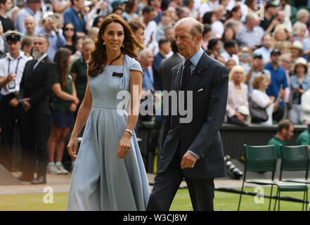 Londra, Regno Unito. 14 Luglio, 2019. I campionati di Wimbledon 2019 14072019 la Duchessa di Cambridge è scortato off court dal Duca di Kent dopo la presentazione del trofeo Credito: Roger Parker/Alamy Live News Foto Stock