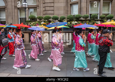 Edimburgo, Scozia, Regno Unito. 14 Luglio, 2019. Gli artisti interpreti o esecutori in Festival di Edimburgo il Carnevale che comprende musicisti, ballerini, spettacolo da circo, acrobati, spettacoli di burattini, draghi cinesi e teatro di strada da molti paesi in tutto il mondo. La sfilata ha viaggiato verso il basso il Tumulo e lungo la West End di Princes Street con esibizioni presso il Ross Bandstand a Princes Street Gardens. Credito: Berretto Alamy/Live News Foto Stock