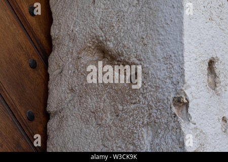 Buco scavato nella pietra porta post dove una mezuzà (piccole scorrere con la preghiera) era una volta posizionato, fotografato in Kazimierz, Cracovia in Polonia Foto Stock