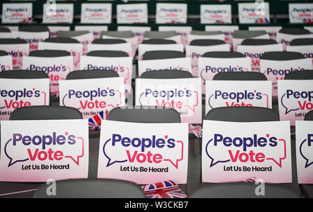 Uxbridge, Londra, Regno Unito. Il 14 luglio 2019. Voto popolare segni su sedie vuote prima del voto popolare nel Rally di Uxbridge. Credito: Thomas Bowles/Alamy Live News Foto Stock