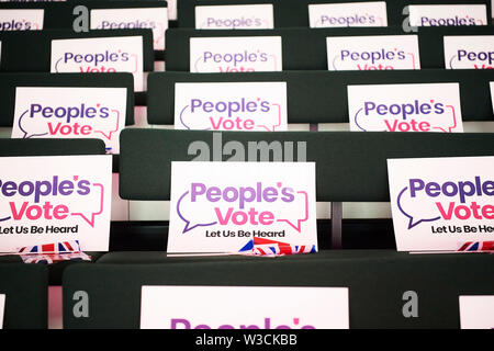 Uxbridge, Londra, Regno Unito. Il 14 luglio 2019. Voto popolare segni su sedie vuote prima del voto popolare nel Rally di Uxbridge. Credito: Thomas Bowles/Alamy Live News Foto Stock