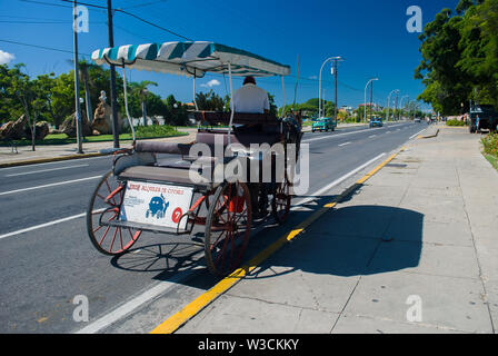 Matanzas, Varadero - Cuba / Ottobre 11 2011, carrozza e driver sono in attesa per i turisti sulle strade della città di Cuba Matanzas Foto Stock