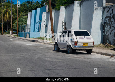 Varadero - Cuba / Ottobre 11 2011, vecchio bianco Fiat polacca 126 è parcheggiato sul lato della strada cubano come ha ricordato di amichevole polacco - relazioni cubano Foto Stock