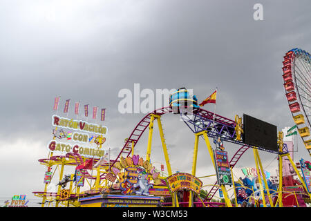 Il mobile parco divertimenti dalla Feria de Abril di Siviglia, Spagna Foto Stock