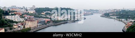 Una vista panoramica dello skyline di Porto, Portogallo dal Ponte da Arrábida Foto Stock