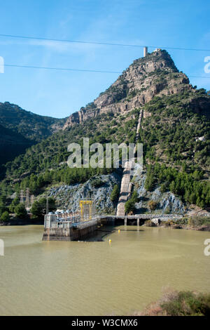 Guarda il serbatoio in corrispondenza dell'uscita del Caminito del Rey in Malaga, Spagna Foto Stock