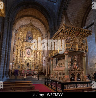 L'altare all'interno del San Vicente de Ávila in Avila, Spagna Foto Stock