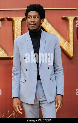 Londra, Regno Unito. Il 14 luglio 2019. Labrinth pone sul tappeto giallo a premiere europeo di Disneys 'Il Re Leone' domenica 14 luglio 2019 a LUXE Odeon Leicester Square, Londra. Labrinth, Timothy Lee McKenzie. Foto di Julie Edwards. Credito: Julie Edwards/Alamy Live News Foto Stock