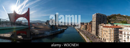 Si affaccia sul Museo Guggenheim a Bilbao, in Spagna con il fiume Foto Stock