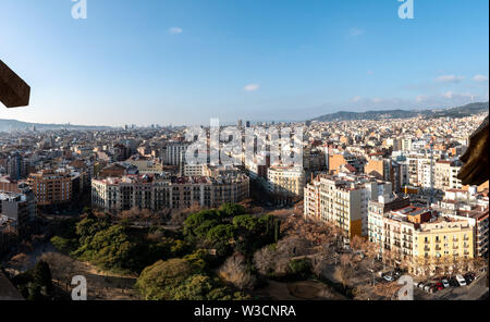 Affacciato sulla città di Barcellona, Spagna dalla guglia della Sagrada Familia Foto Stock