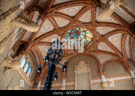 Il interor Recinte Modernista de Sant Pau con il suo duomo gotico e il vetro macchiato Foto Stock