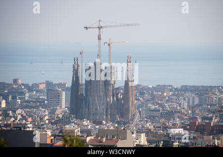 Una vista a volo di uccello del ancora sotto costruzione Sagrada Familia Foto Stock