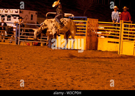 Cowboy e Bull ottiene aria al Rodeo Foto Stock