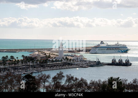 Il porto di Malaga con un faro e il Aidacara nave da crociera nel dock. Foto Stock