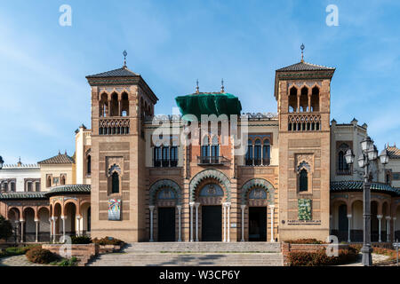 La parte anteriore del Museo delle Arti e Tradizioni Popolari in Sevilla, Spagna e un eccellente esempio di architettura Mudejar Foto Stock