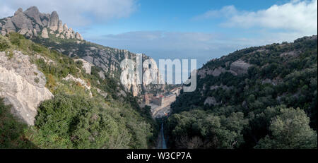Una vista panoramica di Santa Maria de Montserrat abbazia vicino a Barcelona, Spagna Foto Stock
