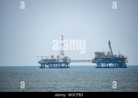 Due off shore piattaforma di trivellazione vicino Mobile bay e nel Golfo del Messico Foto Stock