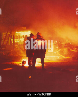 I vigili del fuoco nella battaglia di notte Foto Stock