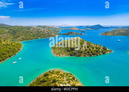 Bel mare blu, piccole isole arcipelago nel parco naturale di Telascica sull'isola di Dugi Otok in Croazia, antenna seascape Foto Stock