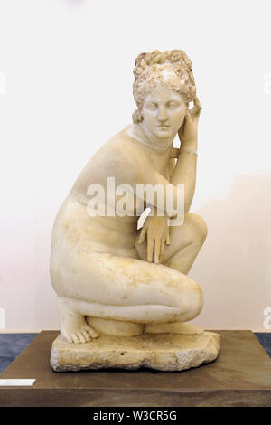 Accovacciato Afrodite. scultura (2nd. secolo D.C.) copia da un originale greco del periodo ellenistico. Il marmo. Museo archeologico. Foto Stock