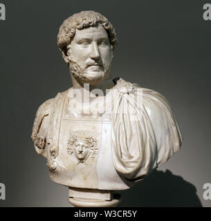 Adriano (76-138 AD). L'imperatore dal 117 al 138 D.C. Busto in marmo con corazza, 130 annuncio. Collezione Farnese. Napoli Museo Archeologico. Foto Stock