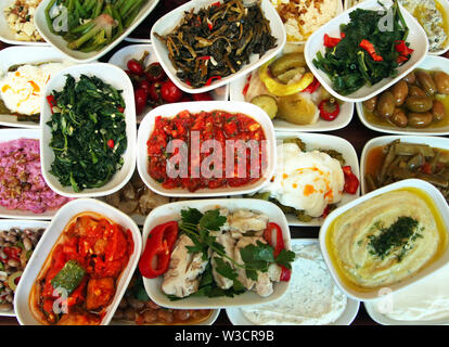 Tradizionale turca antipasto alimenti sul ristorante tavolo. Foto Stock