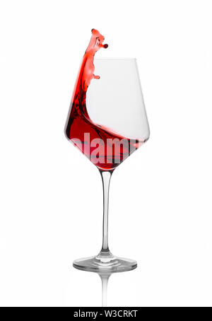 Vino rosso schizzi fuori di un vetro isolato su bianco Foto Stock