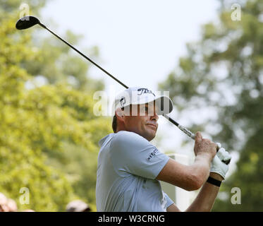 Silvis, Iowa, USA. 14 Luglio, 2019. Nick Watney guarda il suo drive off il primo tee durante il round finale del John Deere Classic a TPC Deere Run in Silvis, Illinois Sabato, 14 luglio 2019. Credito: Kevin E. Schmidt/Quad-City volte/ZUMA filo/Alamy Live News Foto Stock