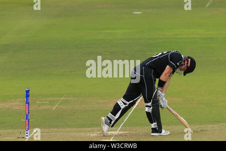 Londra, Regno Unito. 14 Luglio, 2019. Henry Nicholls di Nuova Zelanda reagisce dopo essere stati colpiti durante la Nuova Zelanda v Inghilterra, ICC Cricket World Cup match finale, al Lords, Londra, Inghilterra. Credito: ESPA/Alamy Live News Foto Stock